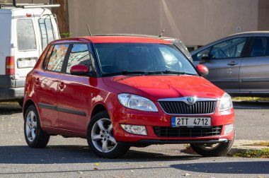 Ostrava, Çek Cumhuriyeti - 25 Ekim 2025: Kırmızı Skoda Fabia II hatchback aracı caddeye park edilmiş,