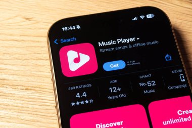 Ostrava, Çek Cumhuriyeti - 26 Şubat 2025: iOS akıllı telefonunda Music Player mobil uygulaması olan uygulama mağazası