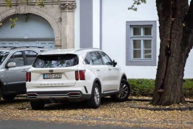 EGER, HUNGARY - 28 Ekim 2023: Sonbaharda sokağa park edilmiş beyaz Kia Sorento IV büyük SUV 'nin arka görüntüsü