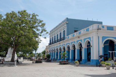Matanzas, Küba - 4 Eylül 2023: Plaza de la Vigia şehir meydanı Matanzas, Küba 'da Galeria Bazar Plaza de la Vigia ile sömürge mimarisi ile