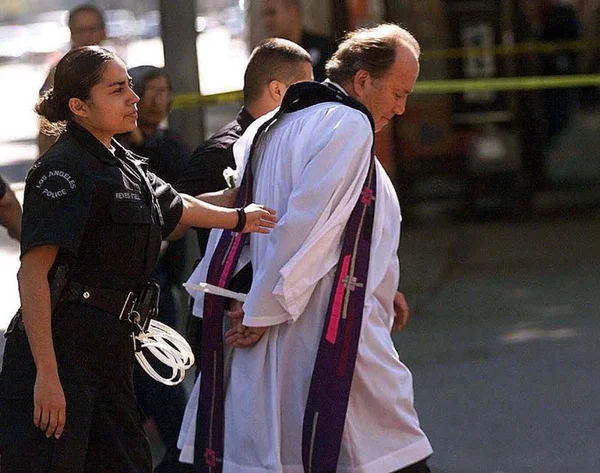 Cathoiic rahip tutuklandı los angeles anti savaş ralli 