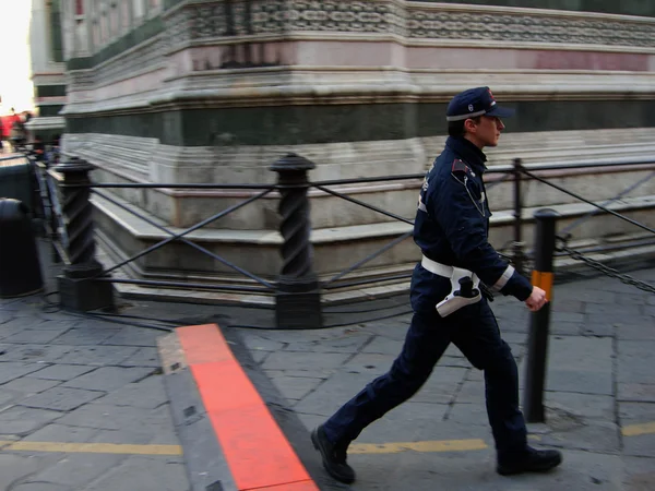 Floransa'da İtalyan polis memuru