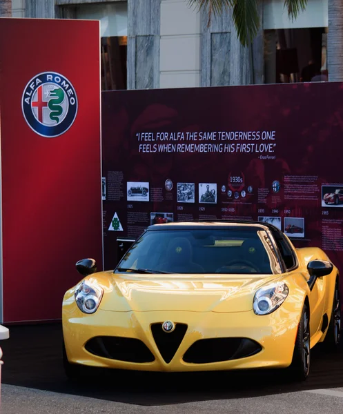 Klasik sarı Avrupa spor araba 