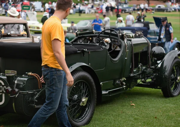 Δεκαετίας του 1920 κλασικό αγγλικό Bentley χρησιμοποιείται στην τηλεοπτική σειρά «The Avengers" — Φωτογραφία Αρχείου