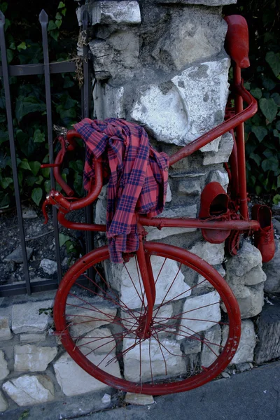 "Ghost bike "Memorial for fallen rider — стоковое фото