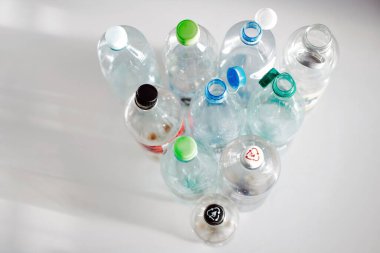 Kapaklı boş plastik şişeler. Yüksek kalite fotoğraf