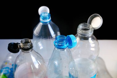 Kapaklı boş plastik şişeler. Yüksek kalite fotoğraf