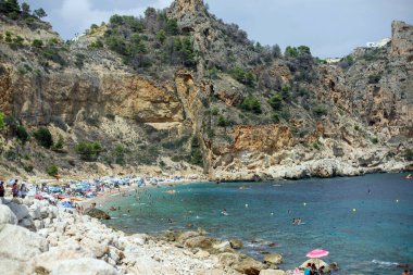 Mavi deniz taşı plaj manzaralı bir ada. Yüksek kalite fotoğraf