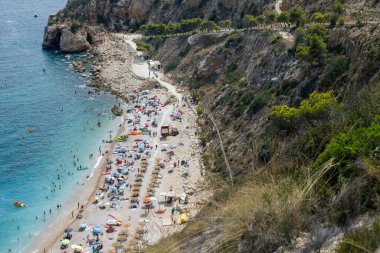 Mavi deniz taşı plaj manzaralı bir ada. Yüksek kalite fotoğraf