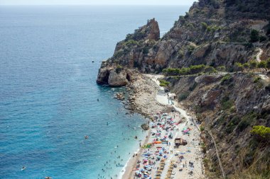 Mavi deniz taşı plaj manzaralı bir ada. Yüksek kalite fotoğraf