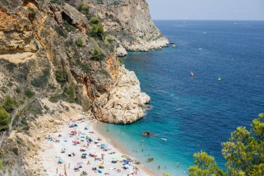 Mavi deniz taşı plaj manzaralı bir ada. Yüksek kalite fotoğraf