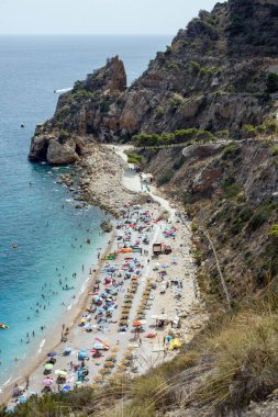 Mavi deniz taşı plaj manzaralı bir ada. Yüksek kalite fotoğraf