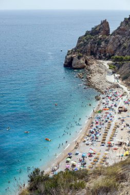 Mavi deniz taşı plaj manzaralı bir ada. Yüksek kalite fotoğraf