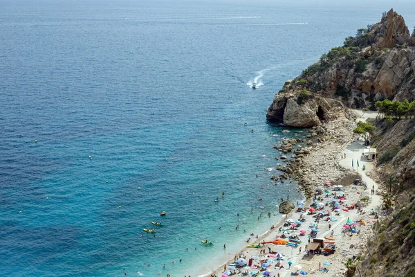 Mavi deniz taşı plaj manzaralı bir ada. Yüksek kalite fotoğraf