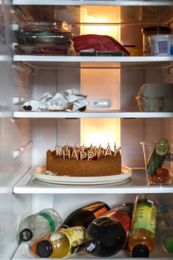 Buzdolabında ahududu ve mumlu cheesecake doğum günü pastası Mutlu Yıllar. Yüksek kalite fotoğraf