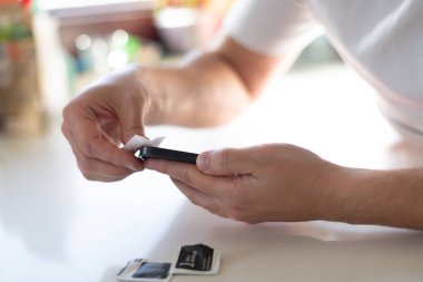 Akıllı bir telefonun koruyucu camını değiştirme işlemi. - Evet. Yüksek kalite fotoğraf