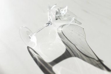 Kırık şarap kadehi minimalizmi. Yüksek kalite fotoğraf