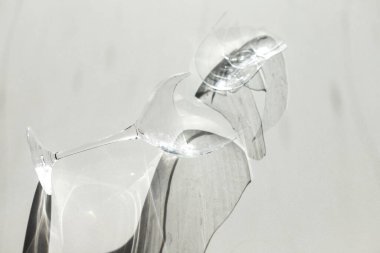 Kırık şarap kadehi minimalizmi. Yüksek kalite fotoğraf