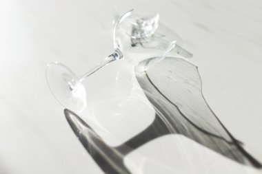 Kırık şarap kadehi minimalizmi. Yüksek kalite fotoğraf