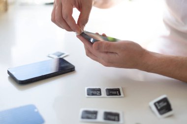 Akıllı bir telefonun koruyucu camını değiştirme işlemi. - Evet. Yüksek kalite fotoğraf