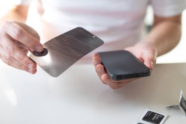 Akıllı bir telefonun koruyucu camını değiştirme işlemi. - Evet. Yüksek kalite fotoğraf