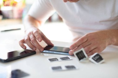 Akıllı bir telefonun koruyucu camını değiştirme işlemi. - Evet. Yüksek kalite fotoğraf