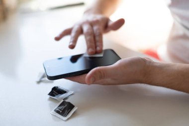 Akıllı bir telefonun koruyucu camını değiştirme işlemi. - Evet. Yüksek kalite fotoğraf
