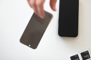 Akıllı bir telefonun koruyucu camını değiştirme işlemi. - Evet. Yüksek kalite fotoğraf