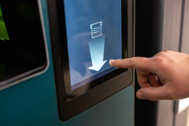 İnsan eli makineye plastik şişe koyar. Müşteriler biberonlarını ve kutularını geri veriyorlar. Yüksek kalite fotoğraf Kaucja