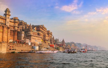 Ganj Nehri ghat ile tarihi Varanasi şehir mimarisi.