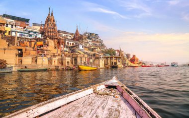 Varanasi antik şehir mimarisi nehir çetelerindeki bir tekneden görüldüğü gibi.