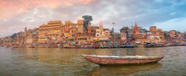Panoramik görünümlü Varanasi antik şehir mimarisi.