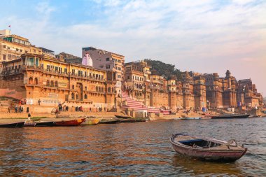 Ganj Nehri 'ndeki ahşap tekne manzaralı Varanasi antik şehir mimarisi