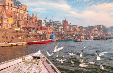 Varanasi şehir mimarisi ve Ganj nehri ghatı bir tekneden görüldüğü gibi.