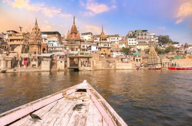 Varanasi şehir mimarisi gün batımında bir tekneden görüldüğü gibi