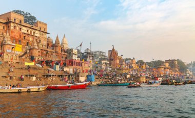 Ganj nehri ghat ile gün batımında Varanasi şehir mimarisi