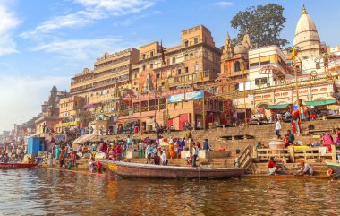 Ganj nehir kıyısında hacılar ve turistlerle Varanasi şehir mimarisi