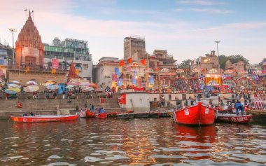 Varanasi Dasashwamedh ghat günbatımında