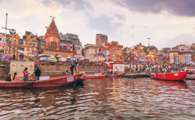 Varanasi Gangsterleri günbatımında antik mimari ile nehir kıyısında