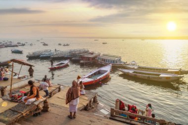 Varanasi Ganges nehri, gün doğumunda turist ve hacılarla dolu.