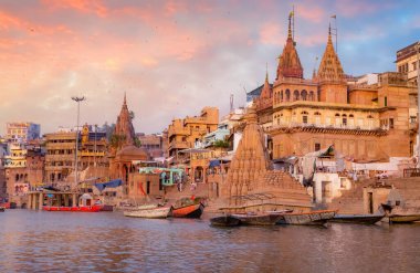 Varanasi tarihi şehir mimarisi gün batımında Ganj nehri ghat ile