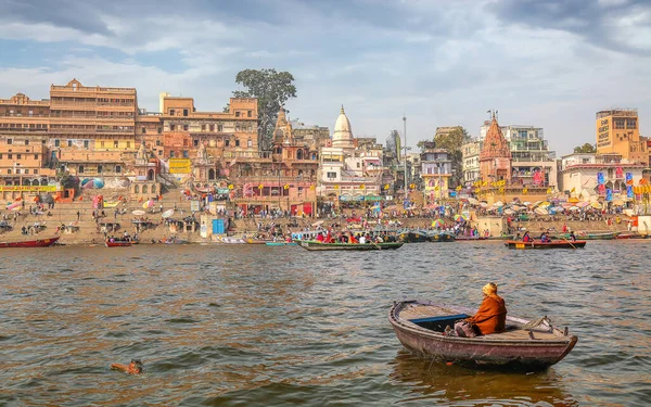 Hombre Anciano Barco Madera Río Ganges Con Vistas Arquitectura Ciudad — Foto de Stock