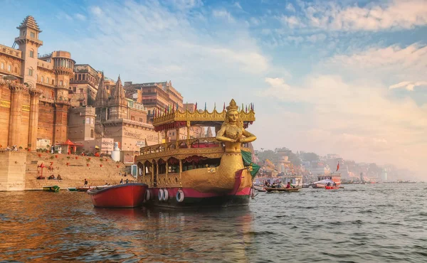 Barco Decorado Río Ganges Con Arquitectura Ciudad Varanasi —  Fotos de Stock
