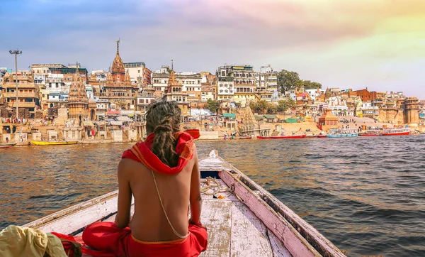 Hindu Sadhu Baba Hajókirándulás Gangesz Folyó Ősi Varanasi Város Építészet — Stock Fotó