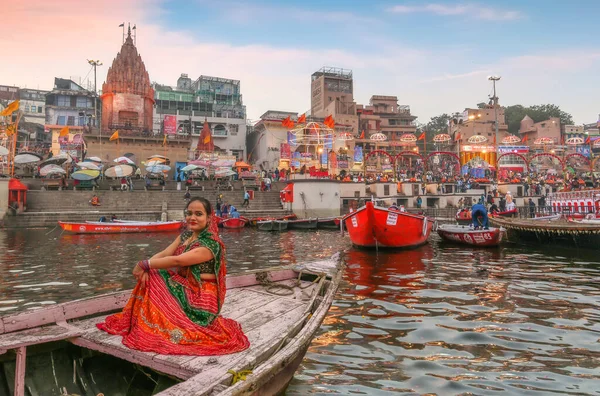 Turista Indiano Gode Giro Barca Varanasi Ganges Crepuscolo Febbraio 2019 — Foto Stock