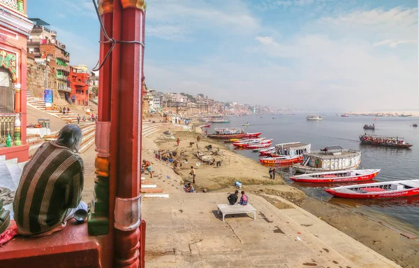 Indiana Sadhu Baba Sentado Corredor Templo Com Vista Para Varanasi — Fotografia de Stock