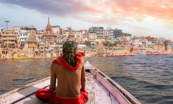 Indiano Sadhu Baba Una Barca Sul Fiume Gange Affaccia Varanasi — Foto Stock