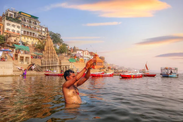 Homem Oferece Orações Rio Varanasi Ganges Nascer Sol Com Arquitetura — Fotografia de Stock