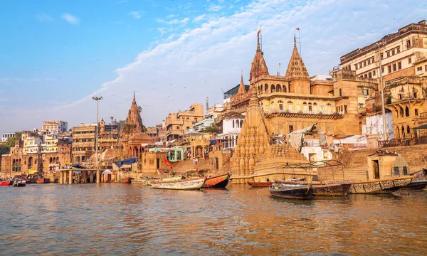 Manikarnika Ganges Ghat Varanasiと古代建築 — ストック写真