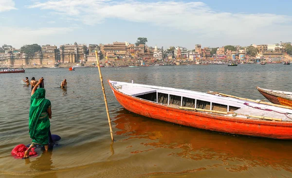 Peregrinos Turistas Tomar Banho Lavar Roupas Ganges Rio Ghat Com — Fotografia de Stock